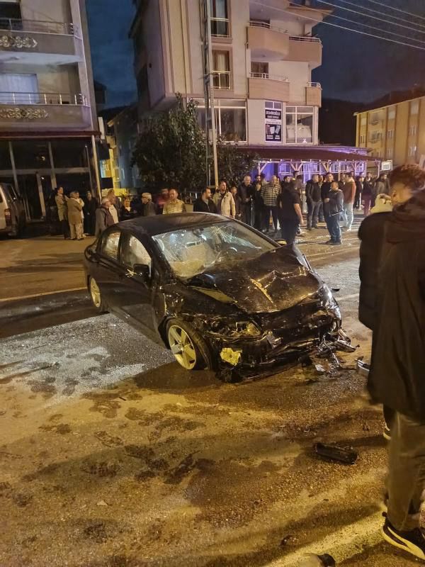 Sinop’ta  iki otomobil çarpıştı: 1’i ağır 4 yaralı-1