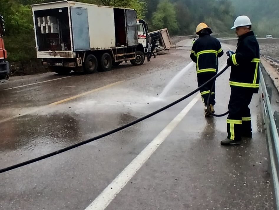 Sinop'ta kum yüklü kamyon devrildi: Sürücü yaralandı-3