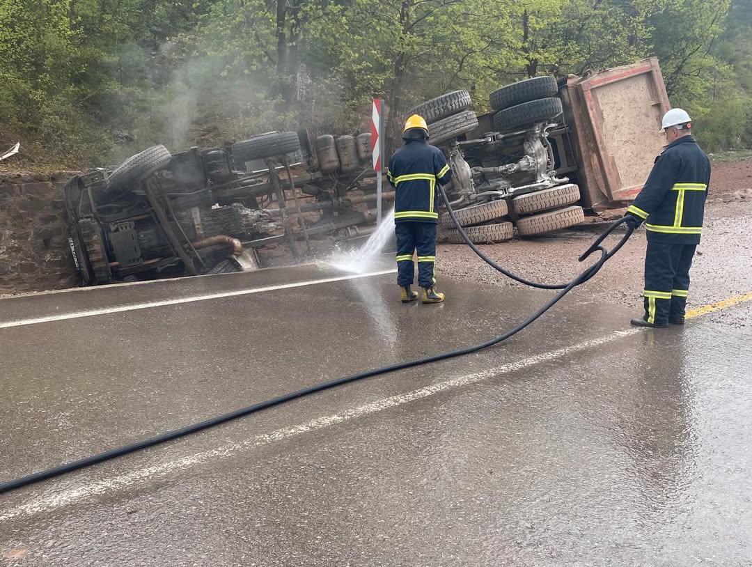 Sinop'ta kum yüklü kamyon devrildi: Sürücü yaralandı-2