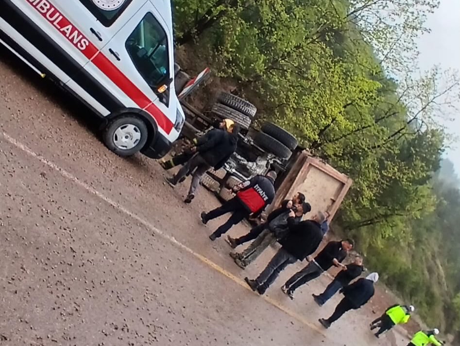 Sinop'ta kum yüklü kamyon devrildi: Sürücü yaralandı-1