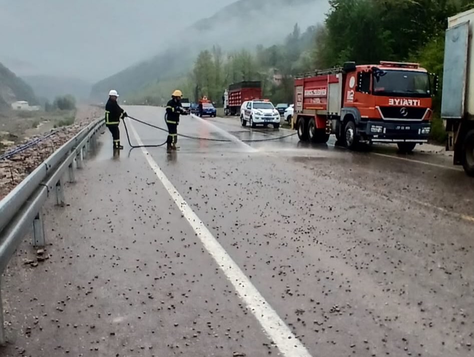 Sinop'ta kum yüklü kamyon devrildi: Sürücü yaralandı-4