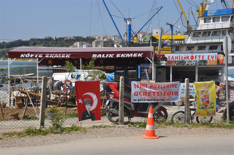 Şehit Ailelerine Ücretsiz Köfte ve Balık Ekmek
