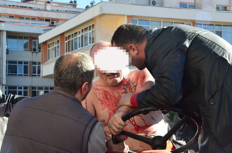 ADLİYE ÖNÜNDE KENDİNİ BIÇAKLA KESTİ