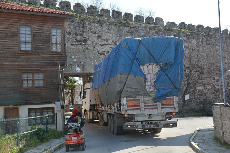 Navigasyona inandı, Sinop Kalesi'ne takıldı