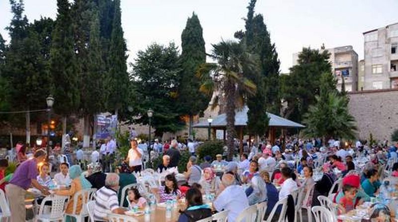 İHH VAKFI HALK’A İFTAR YEMEĞİ VERDİ