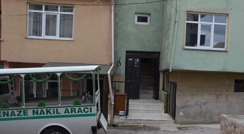 BANYO HORTUMUYLA KENDİSİNİ ASTI