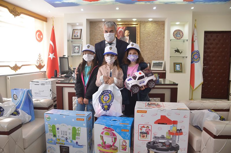 POLİSTEN KORKAN ÇOCUKLARA SÜRPRİZ