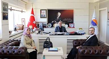 Akademisyenden Rektöre Kitap Takdimi