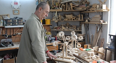 Emeklilikte boş kalmamak için başladı, 15 yıldır ahşap oyuncak üretiyor