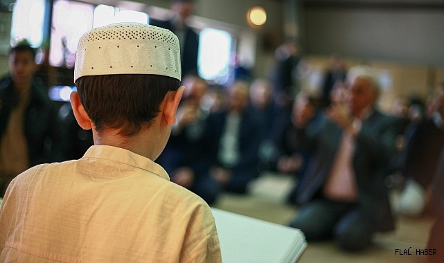 Görme engelli depremzede parmaklarıyla Kur'an-ı Kerim'i görerek hafız oldu