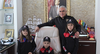 Minik öğrenciler, emniyet müdürü koltuğuna oturdu