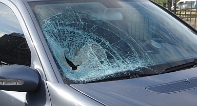 Otomobilin çarptığı 79 yaşındaki elektrikli bisiklet sürücüsü ağır yaralandı