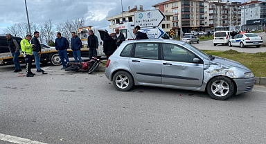 Sinop’ta otomobille çarpışan motosiklet sürücüsü yaralandı