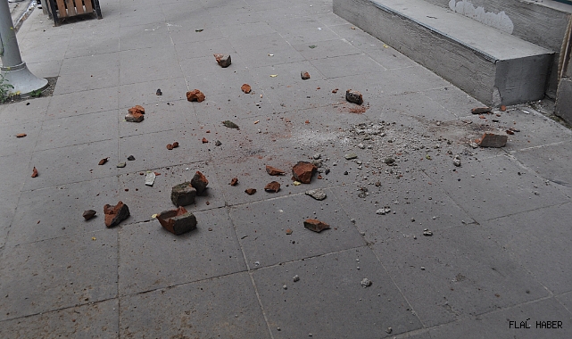 Binadan düşen beton parçaları mahalleliyi tedirgin etti