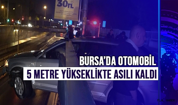 Bursa’da kontrolden çıkıp bariyerlere saplanan otomobil 5 metre yükseklikte asılı kaldı
