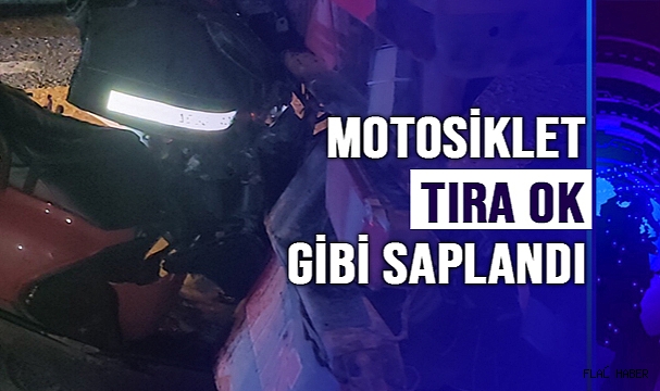 Motosiklet tıra ok gibi saplandı