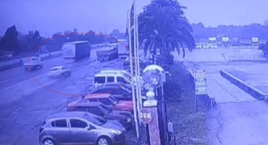 Otomobilin tırın altına girip 1 kişinin öldüğü kaza anı kamerada