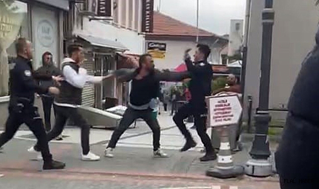 Polise yumruk atan şahsı linçten yine polis kurtardı