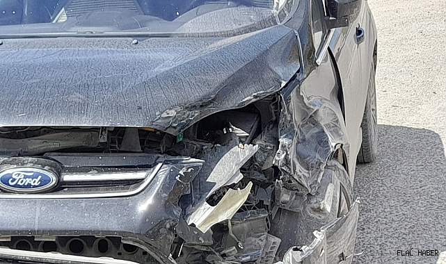 Türkeli'de 2 otomobil çarpıştı: 3 yaralı