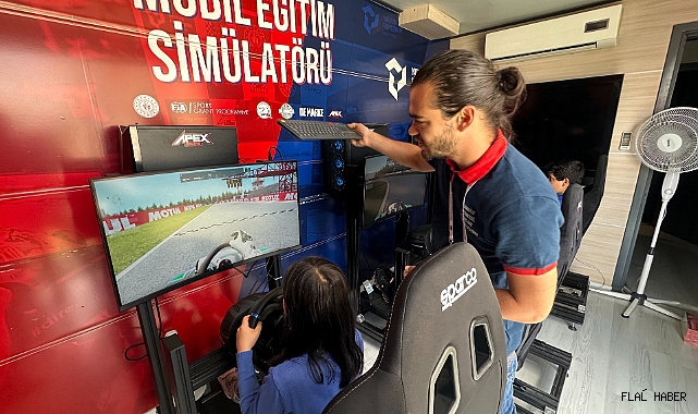 Depremzede Çocuklar Mobil Simülatör İle Eğlendi