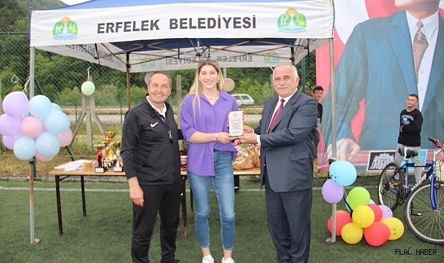 MİLLİ SPORCU BAŞCAN'A PLAKET