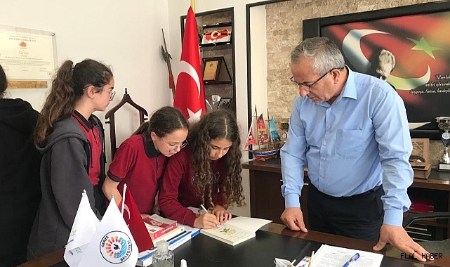 MİNİK YAZARLAR KİTAPLARINI BAŞKAN ŞENSOY’A TAKDİM ETTİ
