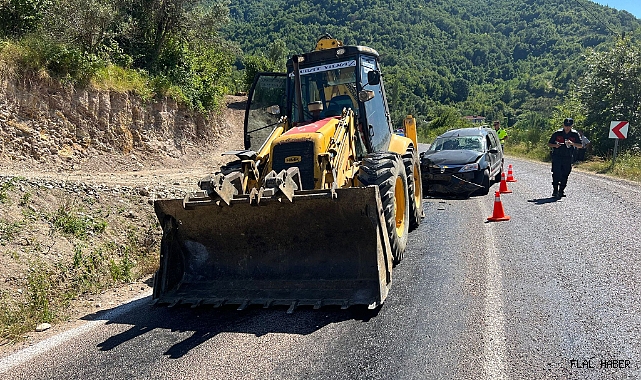 Kamyonet iş makinesine çarptı