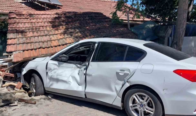 Kamyonla çarpışan otomobil bahçeye girdi