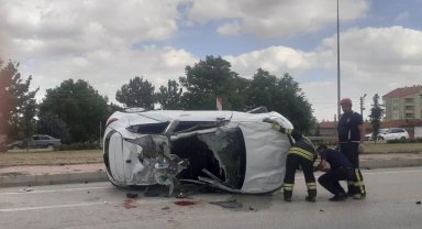 Kavşakta çarpışan otomobillerden biri takla attı: 1'i ağır 3 yaralı