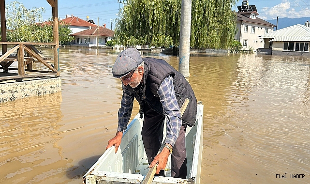 Köy Sular Altında Kaldı, Buzdolabını Kayık Yaptı