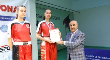 Milli takıma seçilen sporcular, madalyalarını Vali Demirtaş'ın elinden aldı