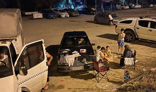 Otellerde Yer Bulamayan Tatilciler Araçlarda Sabahladı, Ortaya 'Pes' Dedirten Görüntüler Çıktı
