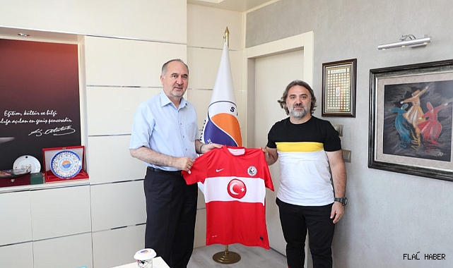 Rektör Dalgın’a Milli Forma Hediye Etti