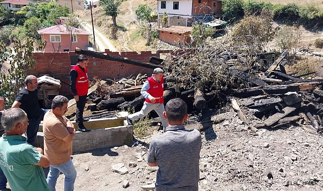 SİNOP KIZILAY ŞUBESİ’NDEN EVİ YANAN AİLEYE ZİYARET