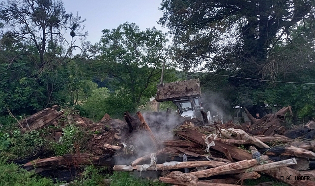Sinop’ta ahşap ev yanarak kül oldu