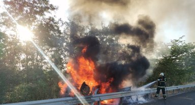 Takla atarak yanan araçta hayatını kaybetti