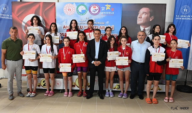 Vali’den Genç Yıldızlara Ödül Takdimi