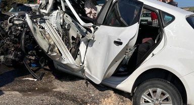 2 otomobil kafa kafaya çarpıştı: 1 uzman çavuş ölü, 7 yaralı