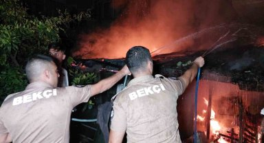 Baraka alevlere teslim oldu: Bekçiler hortumla su tuttu