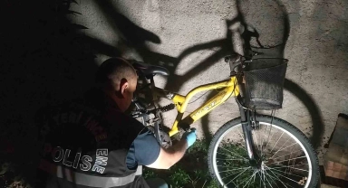 Çalınan bisikleti bulan polis sahibine teslim etti