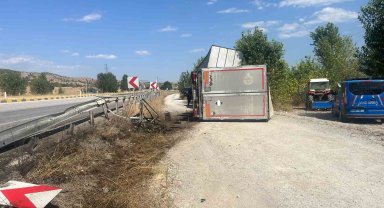 D100'de devrilen tırın sürücüsü yaralandı