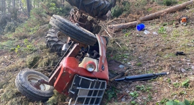 Devrilen traktörün altında kalan işçi hayatını kaybetti