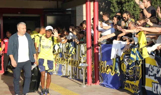 Fenerbahçe kafilesine Samsun'da coşkulu karşılama