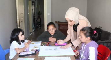 Hayallerinden vazgeçmeyen genç eğitimci kendi kurduğu sanat atölyesinde öğrencilerine ışık oluyor