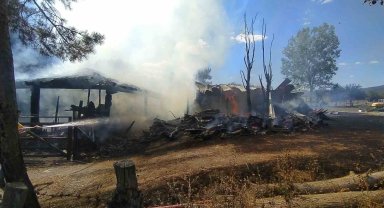 Kastamonu'da çıkan yangında ahır, samanlık ve bin 500 balya saman kül oldu
