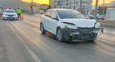 Kırmızı ışıkta bekleyen otomobile başka bir araç çarptı: 2 yaralı