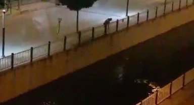 Kızılırmak'tan kovalarla su çekerek ağaçları suladı