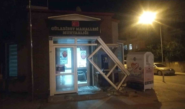 Kontrolden çıkan otomobil muhtarlık binasına çarptı