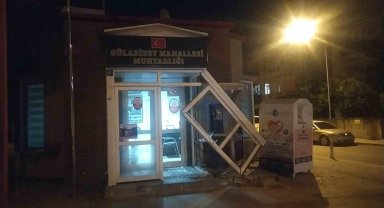 Kontrolden çıkan otomobil muhtarlık binasına çarptı