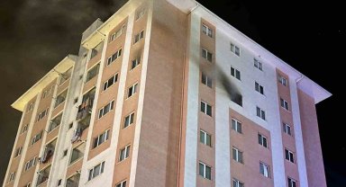 Prizde unutulan ütü evi yaktı